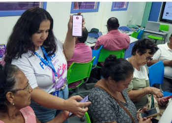 Projeto 60+ do Sesi leva inclusão digital a idosos em unidade móvel nos bairros de CG