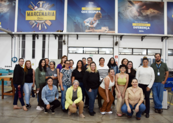Entre cortes e encaixes, elas aprendem a construir móveis e novos caminhos no Senai