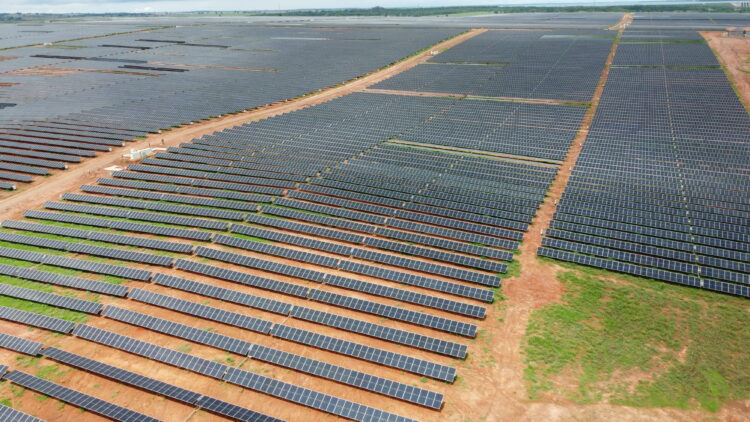 Empresas firmam parceria em geração de energia solar para abastecer rodovias, trens, metrôs, e VLT por 15 anos