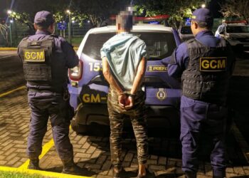 Homem com faca é preso na Capital tentando invadir casa de mulher
