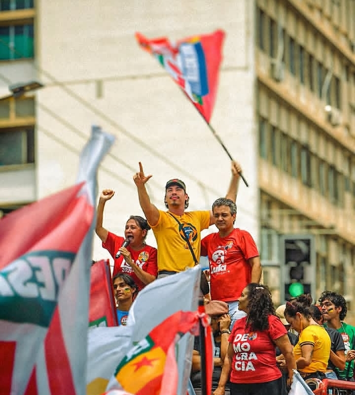 Vereador Jean Ferreira puxa maior ato da esquerda em 30 anos em MS, com cerca de 10 mil pessoas nas ruas