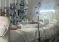 Após se afogar, bebê de 11 meses deixa UTI em hospital de CG nos braços da mãe