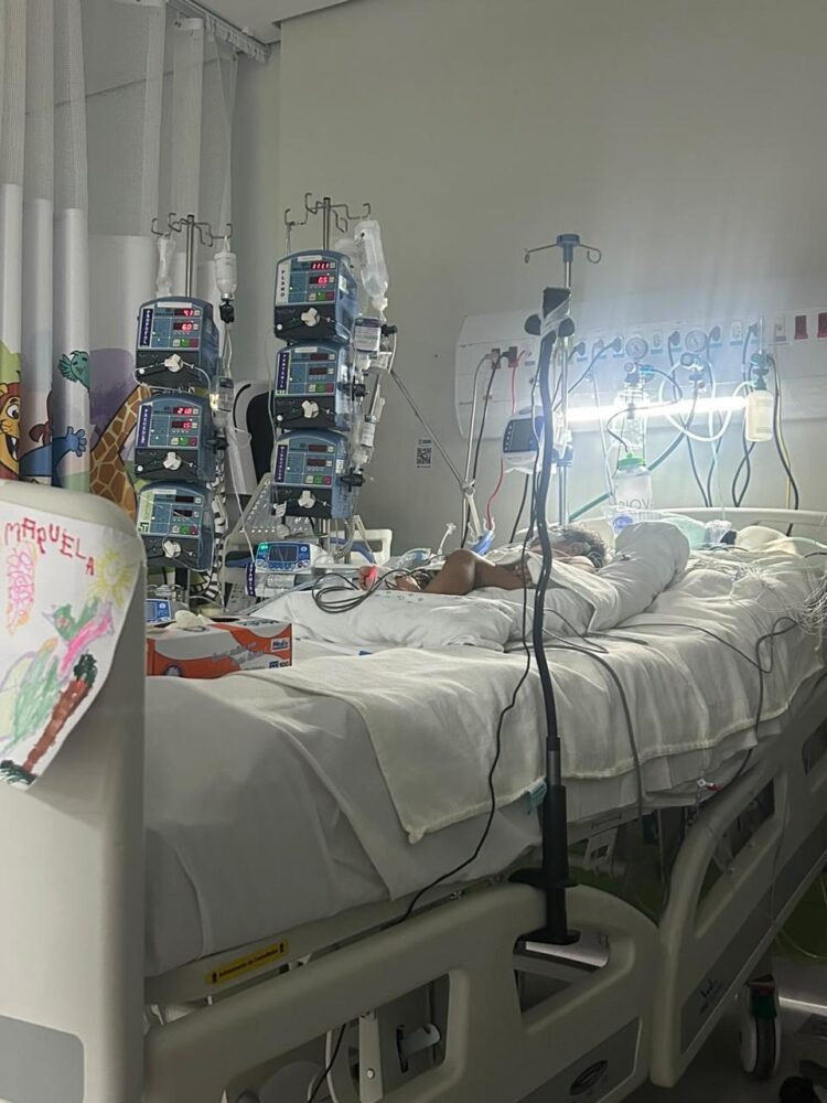 Após se afogar, bebê de 11 meses deixa UTI em hospital de CG nos braços da mãe
