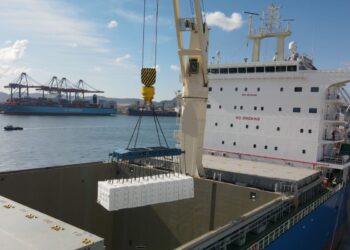 Suzano bate recorde do setor em Santos e embarca 39,1 mil toneladas de celulose em 24 horas