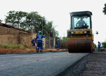 Investimento de R$ 4,9 milhões impulsiona nova etapa de asfalto e drenagem no Jd. Itatiaia