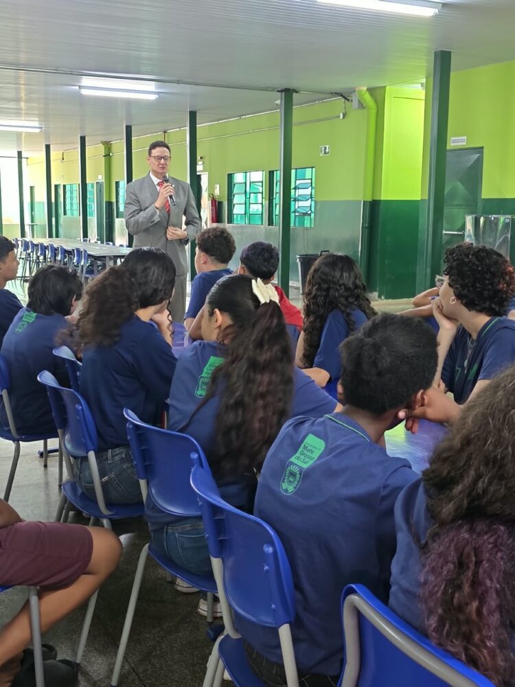 Magistratura Vai à Escola propõe dinâmica de reflexão sobre escolhas e futuro