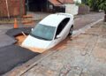 Cratera aberta pela chuva engole carro em cruzamento da Vila Margarida
