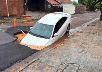 Cratera aberta pela chuva engole carro em cruzamento da Vila Margarida