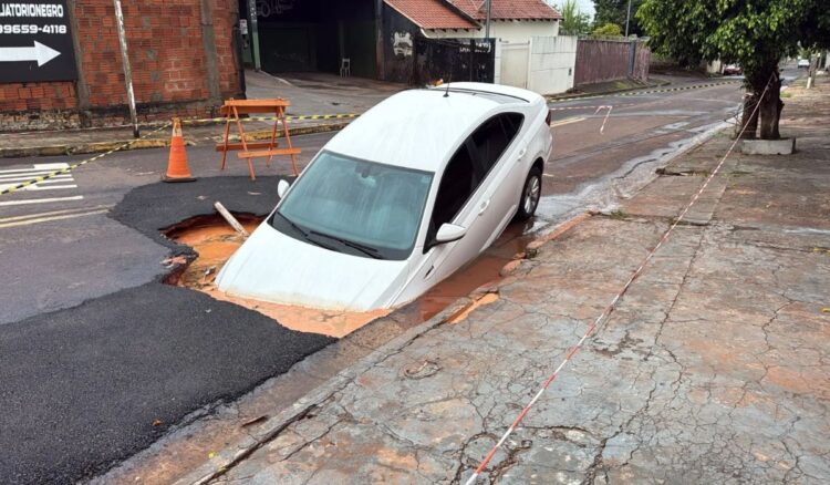 Cratera aberta pela chuva engole carro em cruzamento da Vila Margarida