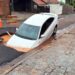 Cratera aberta pela chuva engole carro em cruzamento da Vila Margarida