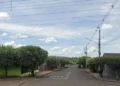 Garupa de moto colide contra muro, depois árvore e morre no Centro de Cassilândia