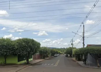 Garupa de moto colide contra muro, depois árvore e morre no Centro de Cassilândia