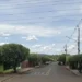 Garupa de moto colide contra muro, depois árvore e morre no Centro de Cassilândia
