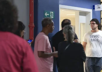 Eleitores têm até as 16h para votar neste domingo