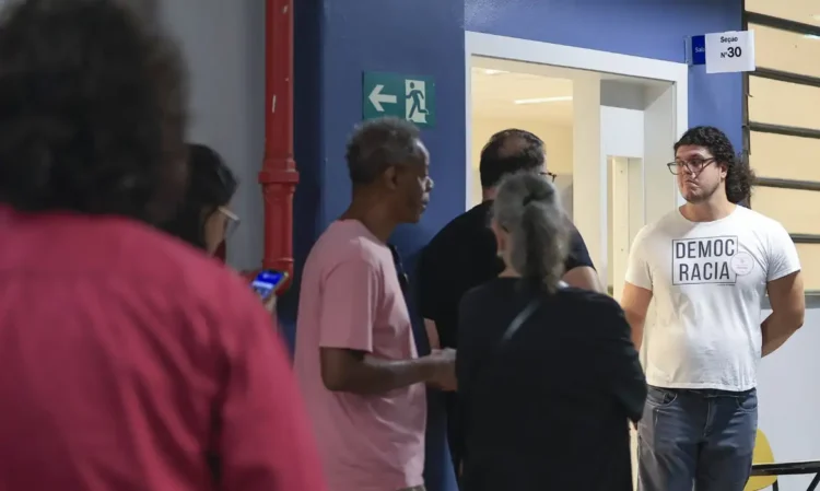 Eleitores têm até as 16h para votar neste domingo
