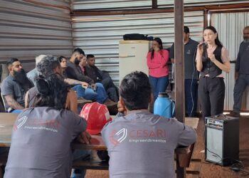 Pedreiros e serventes aprendem no canteiro sobre câncer de mama e útero em Campo Grande