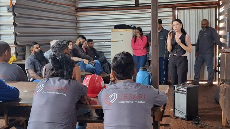 Pedreiros e serventes aprendem no canteiro sobre câncer de mama e útero em Campo Grande