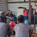 Pedreiros e serventes aprendem no canteiro sobre câncer de mama e útero em Campo Grande