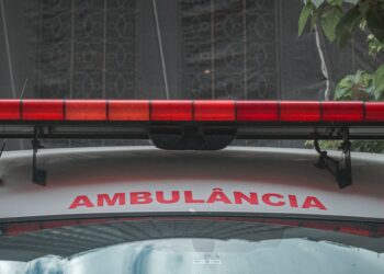 Uma pessoa caiu, não responde e não respira normalmente: você saberia o que fazer nos próximos minutos?