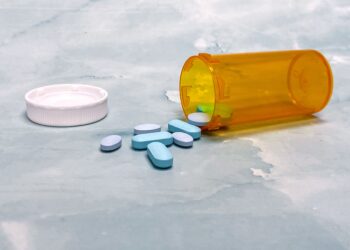 Remédios e produtos de limpeza: os perigos dentro de casa que podem levar crianças ao hospital