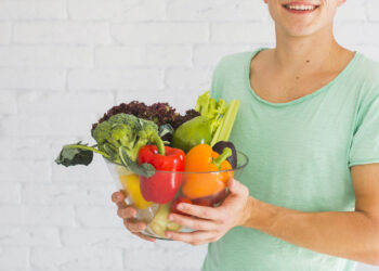 Como a ansiedade influencia o que comemos e o que tomamos, do prato à cápsula