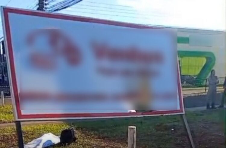 Motociclista morre ao colidir com placa na Av. Gunter Hans no Tijuca