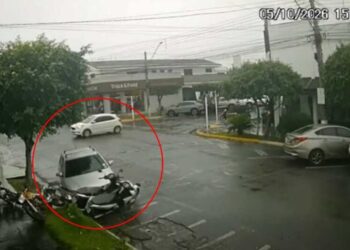VÍDEO: Condutor invade pista e obriga outro a fazer “strike” em quatro motos estacionadas em Três Lagoas