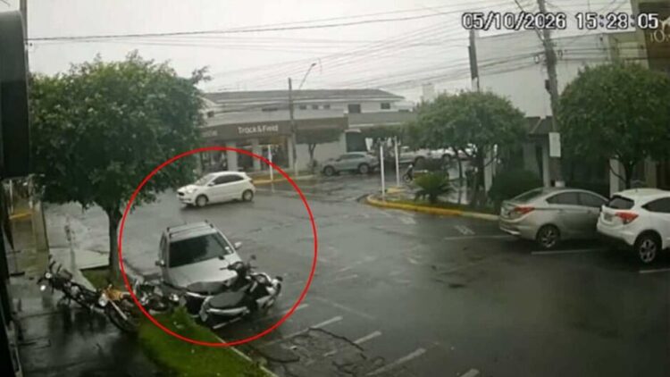 VÍDEO: Condutor invade pista e obriga outro a fazer “strike” em quatro motos estacionadas em Três Lagoas
