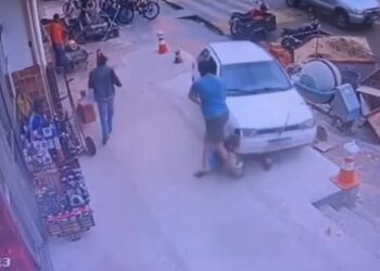 VÍDEO: Bêbado atropela pai e bebê com carro em cima de calçada em Costa Rica