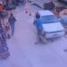 VÍDEO: Bêbado atropela pai e bebê com carro em cima de calçada em Costa Rica