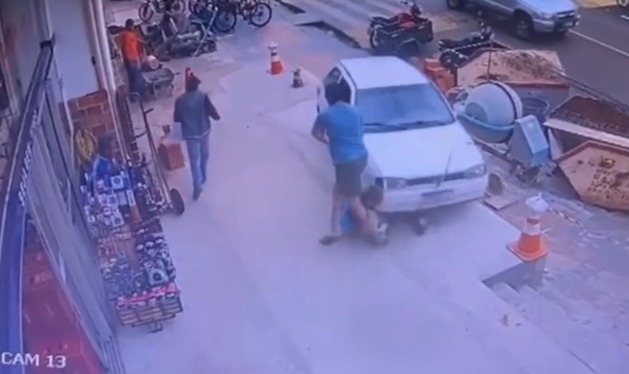 VÍDEO: Bêbado atropela pai e bebê com carro em cima de calçada em Costa Rica