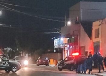 Dois irmãos são baleados por motoqueiro em tabacaria e um deles morre no Jardim Noroeste