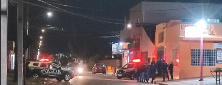 Dois irmãos são baleados por motoqueiro em tabacaria e um deles morre no Jardim Noroeste