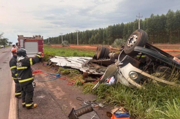Condutor morre ao tombar caminhão na BR-267 em Nova Andradina
