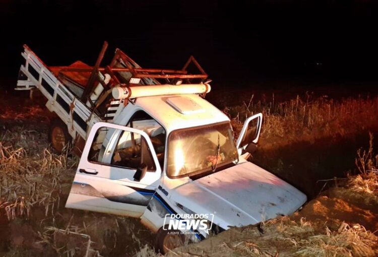 Caminhonete cai em valeta, condutor morre e mais 3 ficam feridos em Dourados